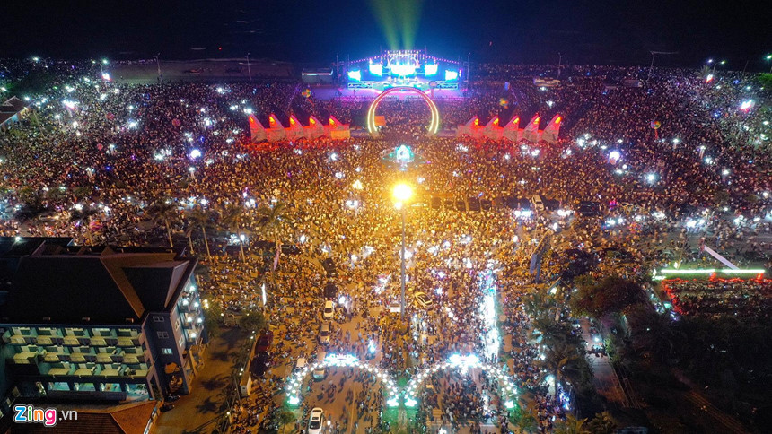 cua-lo-trang-tri-duong-pho-tao-an-tuong-cho-khach-du-lich