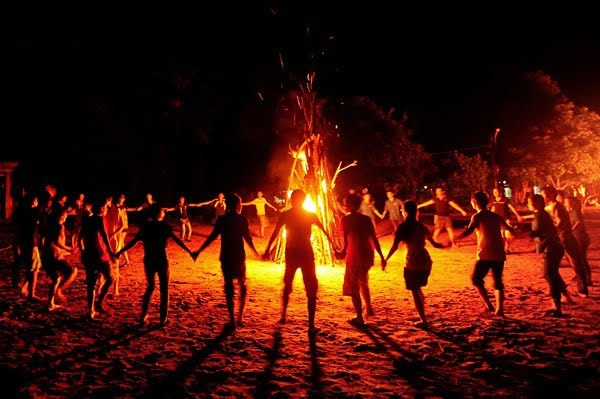 Đốt lửa trại tại biển Cửa Lò Nghệ An